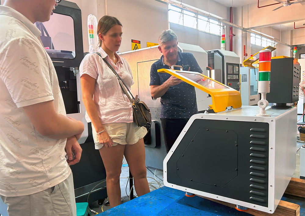 育菁裝備桌面級數(shù)控機床產(chǎn)車間